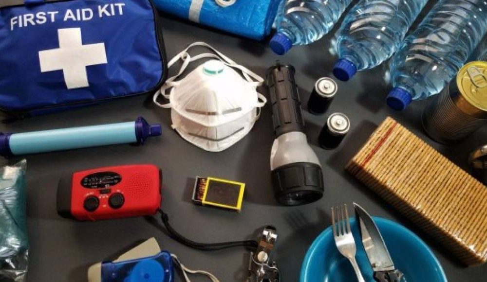 Qué debe llevar un kit de emergencia ante la amenaza de un huracán