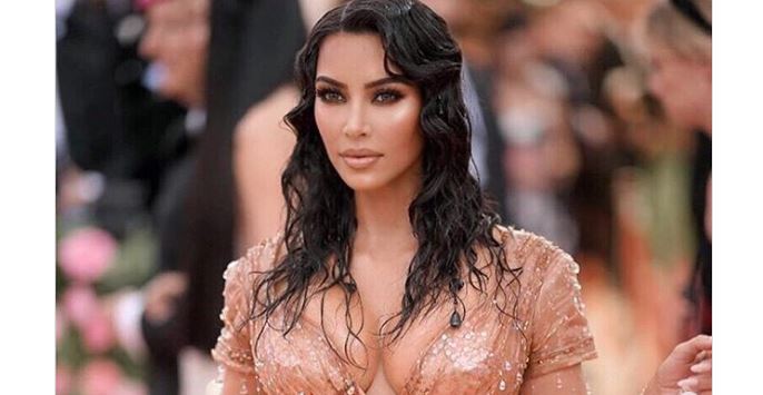 Kim Kardashian derrochó sensualidad con apretado vestido (+Fotos)