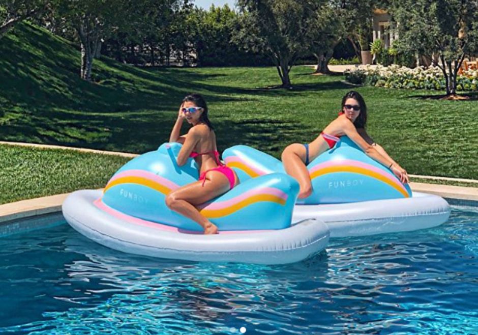 Kendall Jenner y Kourtney Kardashian derriten las redes con sus diminutos bikinis