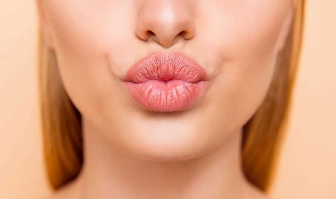 Descubre los mejores remedios para combatir la resequedad por el frío en los labios