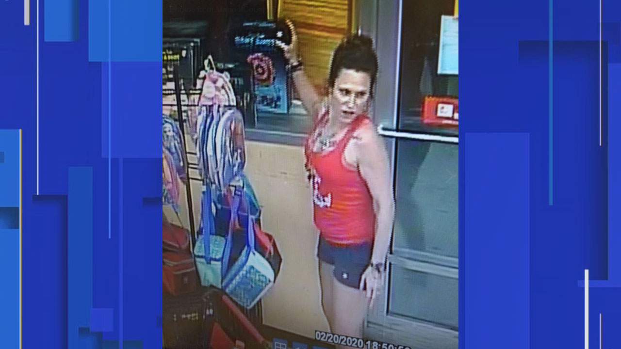 ¡Sólo en Florida! Mujer obstruyó inodoros para robar un Family Dollar (Foto)