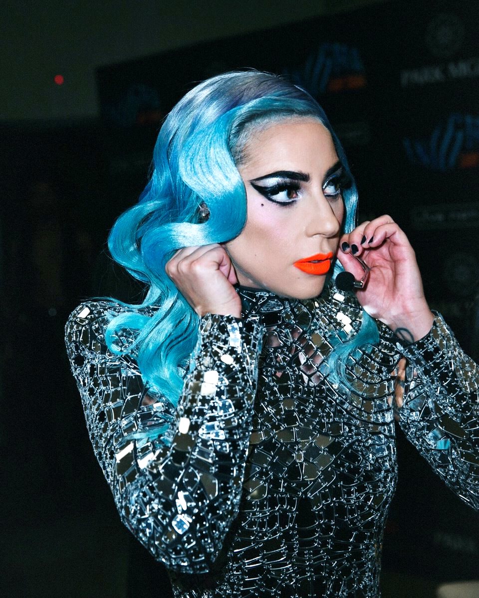 Lady Gaga lanza un poderoso mensaje sobre la salud mental en ‘911’