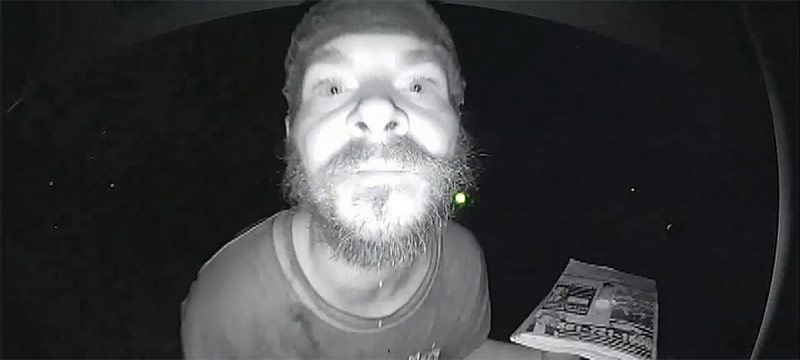 Video de vigilancia graba a hombre lamiendo un timbre