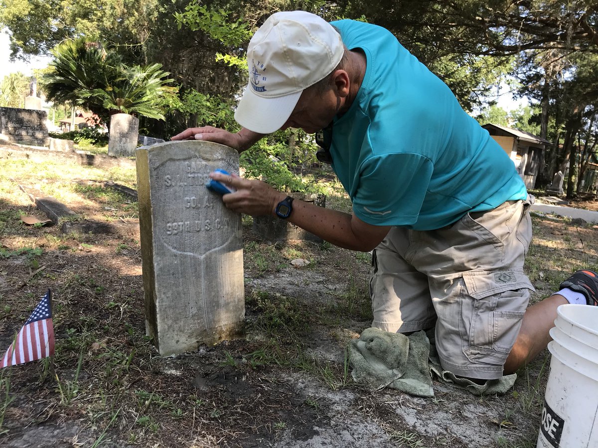 Cartero de Florida usa sus días libres para limpias las lápidas de los veteranos