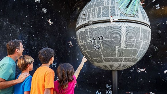 Mientras Disney da la bienvenida al mundo de Star Wars en Orlando, Legoland se despide de él