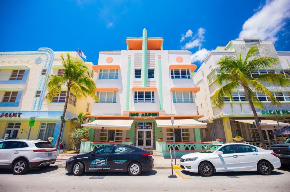 Edificios icónicos de Ocean Drive podrían ser demolidos por nueva ley en Florida