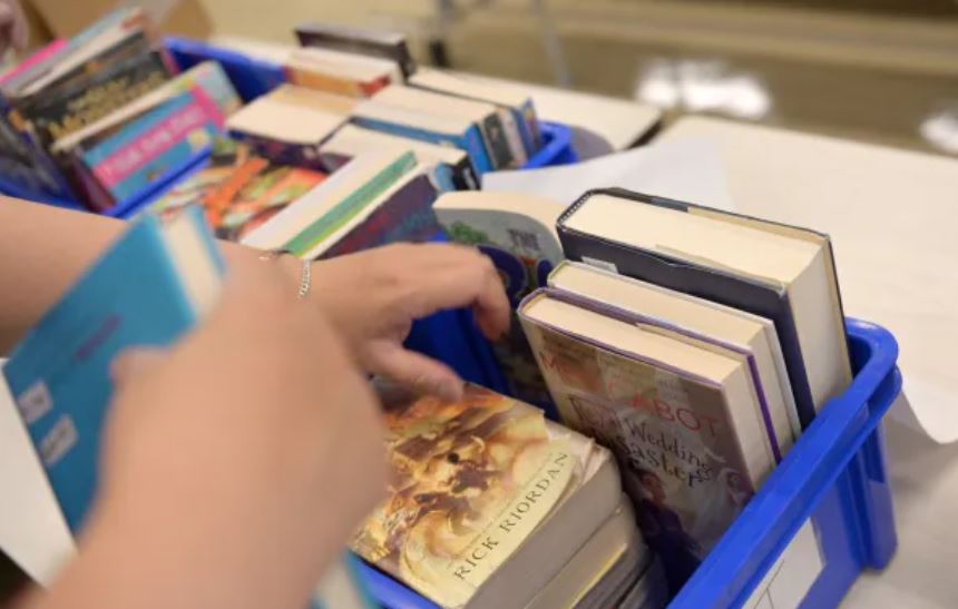 Florida rechaza casi la mitad de los libros de texto escolares por “contenido prohibido”