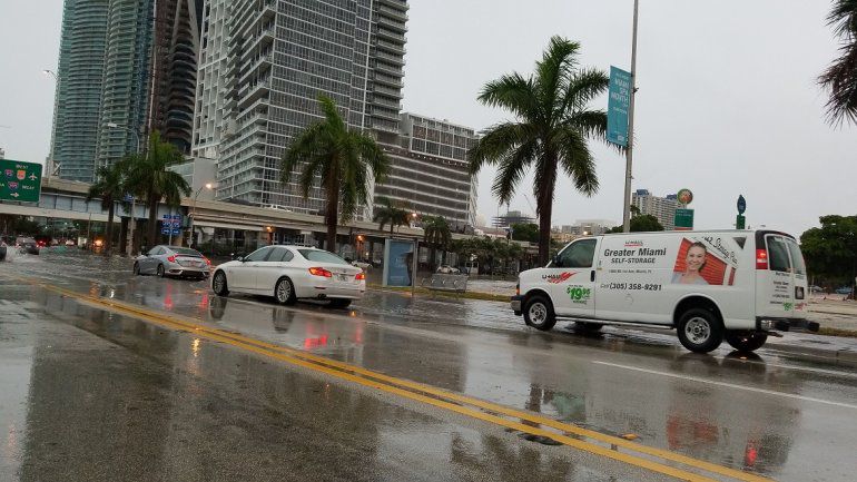 ¡El tiempo de Miami!  Empezó la temporada de huracanes a sacar los paraguas