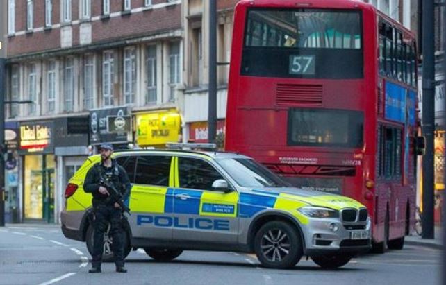 ¡Ataque terrorista! Policía de Londres abatió a hombre que apuñaló a tres personas