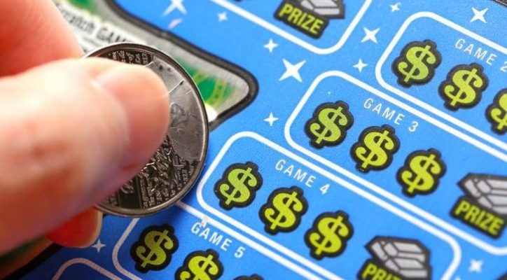Mujer reclama premio mayor de $ 2 millones en la Lotería de Florida