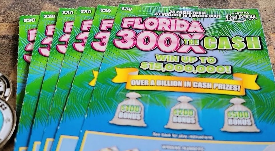 La suerte se duplica: Dos mujeres ganan el mismo raspadito en lotería de Florida