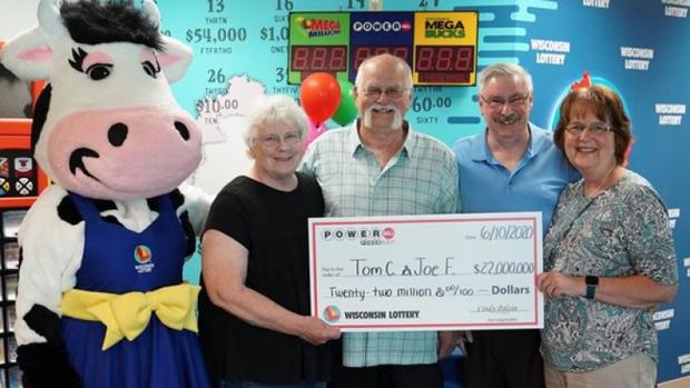 Dos amigos comparten premio de lotería de $22 millones tras promesa en 1992
