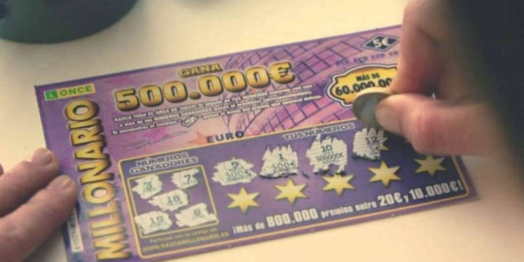 Hombre compró por error dos boletos de lotería y ganó $2 millones