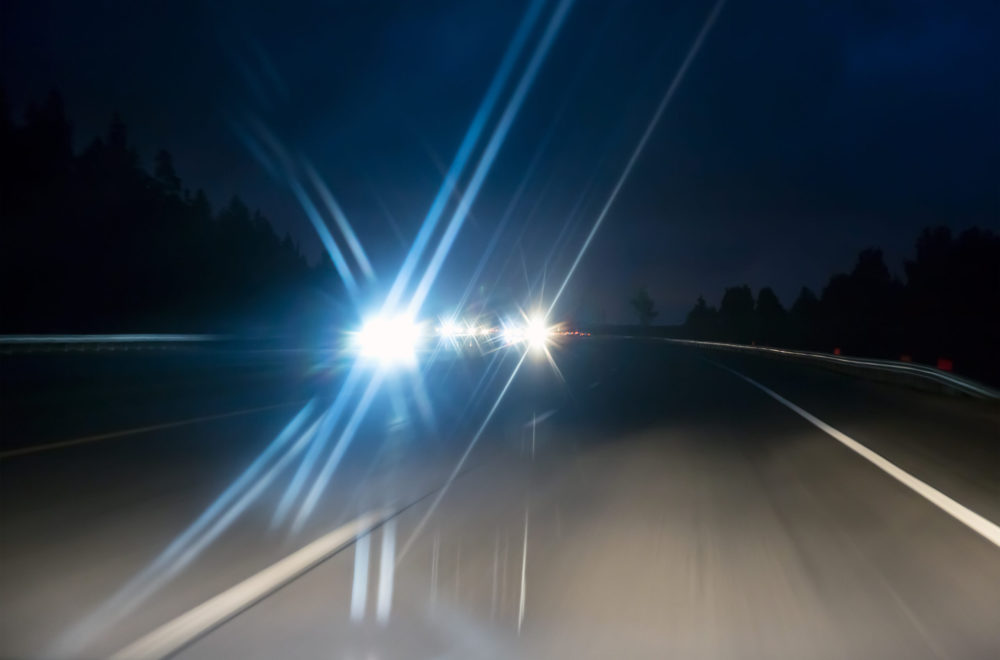 Parpadear luces de un vehículo en Florida: ¿Cuándo se puede y cuándo no?