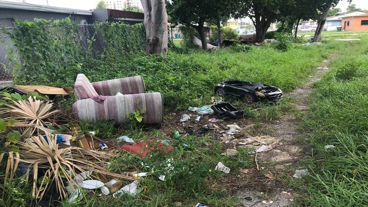 Encontraron dos mujeres sin vida en terreno abandonado en Miami
