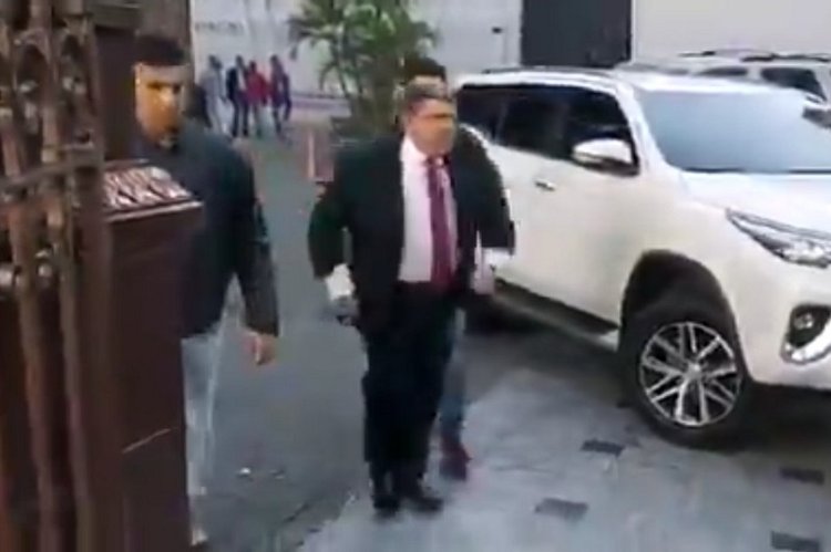 ¡Descarado! Luis Parra llegó a la AN en camioneta valorada en más de 64 mil dólares y con guardaespaldas (Videos)
