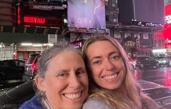 Madre con cáncer busca novio para su hija con valla en Times Square