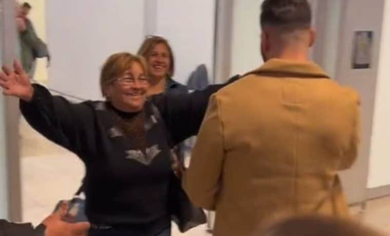 Buscó a su mamá al aeropuerto tras 4 años sin verla… terminó abrazando a otra mujer
