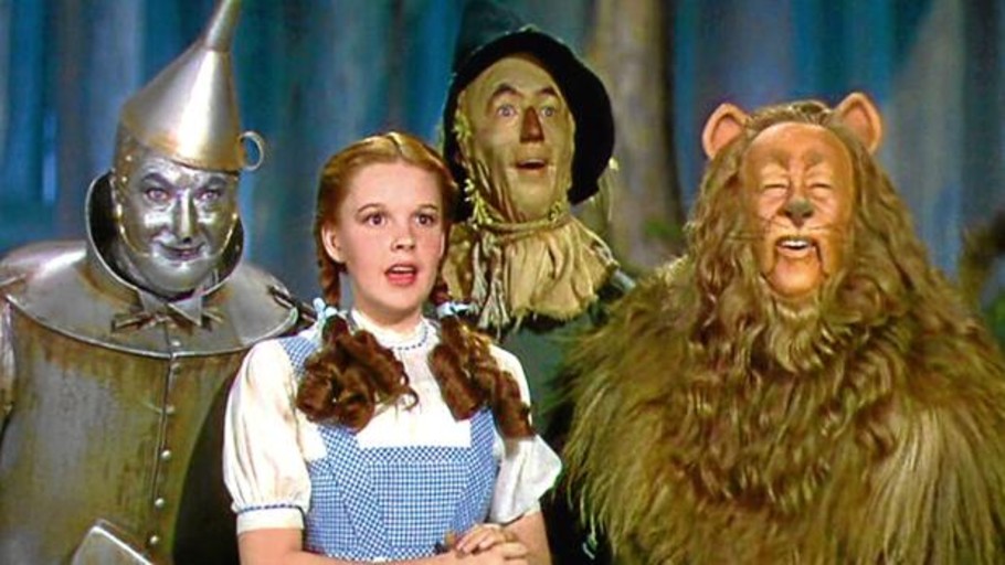 “El Mago de Oz” oculta un obscuro secreto, el traje del león cobarde no es lo crees