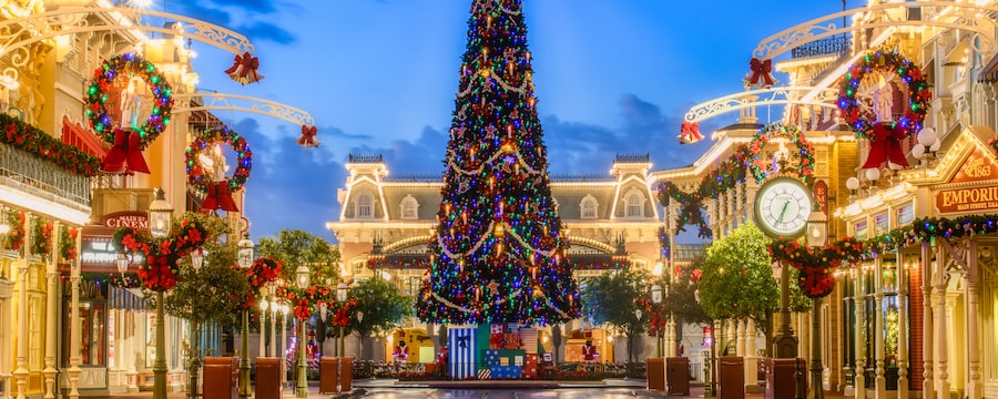 ¡Impactante! Disney’s Magic Kingdom se transformó para las vacaciones decembrinas (Video)