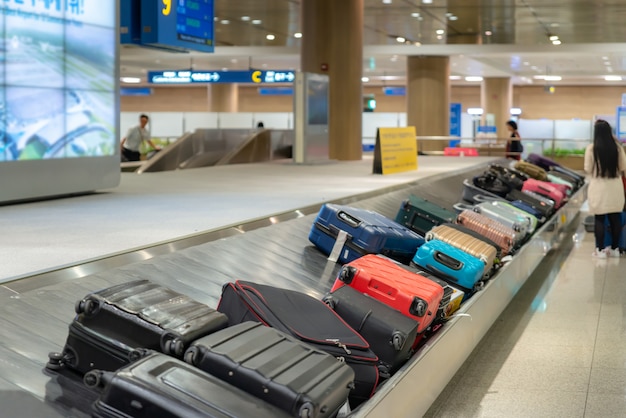 Niño se coló en cinta transportadora de equipaje en aeropuerto: quedó grabado