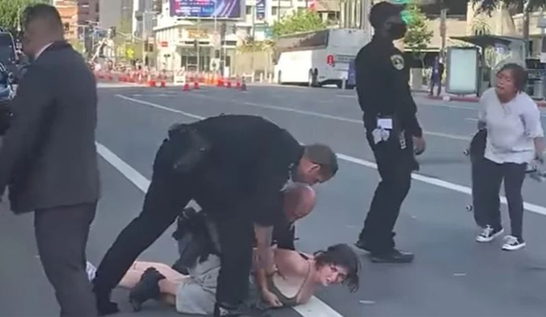 ¡Brutal paliza! Policías golpean y arrestan a manifestante en la Cumbre de las Américas