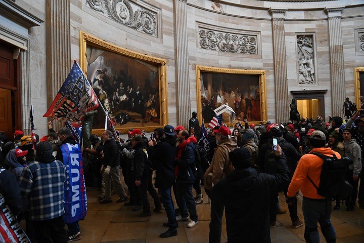 ¡Atención! Toque de queda en Washington D.C. por enfrentamientos en el Capitolio