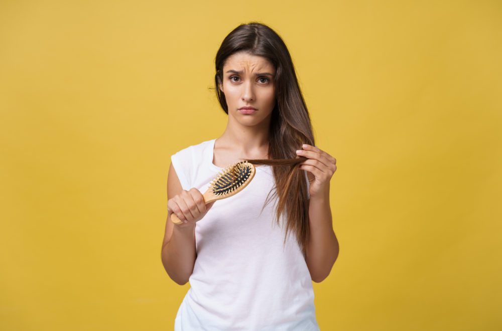 ¿Por qué se les cae el cabello a las mujeres jóvenes?