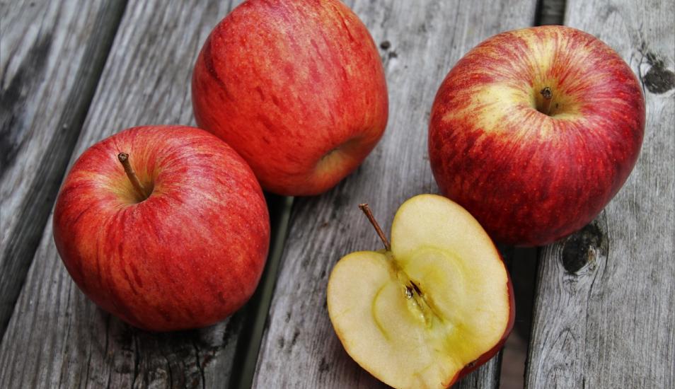 ¡Alerta! Una manzana tiene 100 millones de bacterias en las semillas