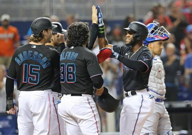 Marlins superó a Cachorros en un juego lleno de carreras