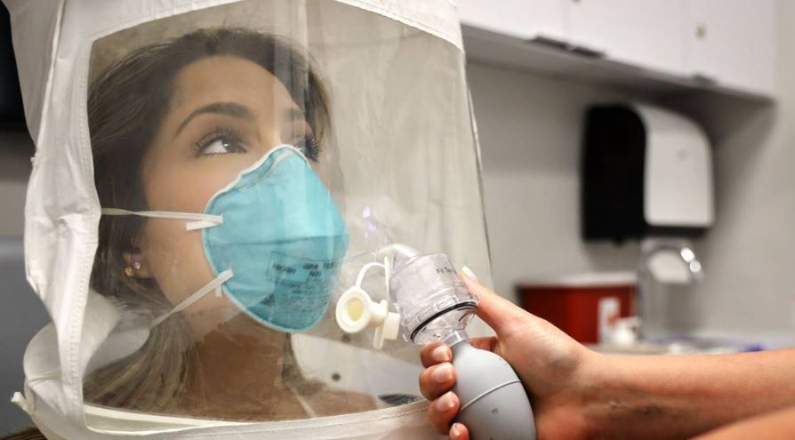 Médico crea mascarillas con protectores faciales para trabajadores de la salud en Miami