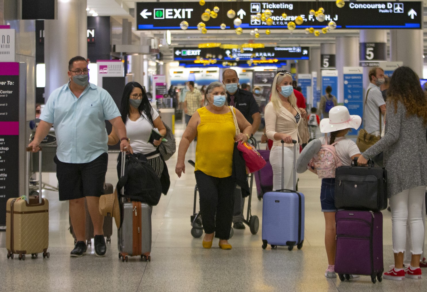 EEUU multará con $3000 a quienes no usen mascarillas en aeropuertos