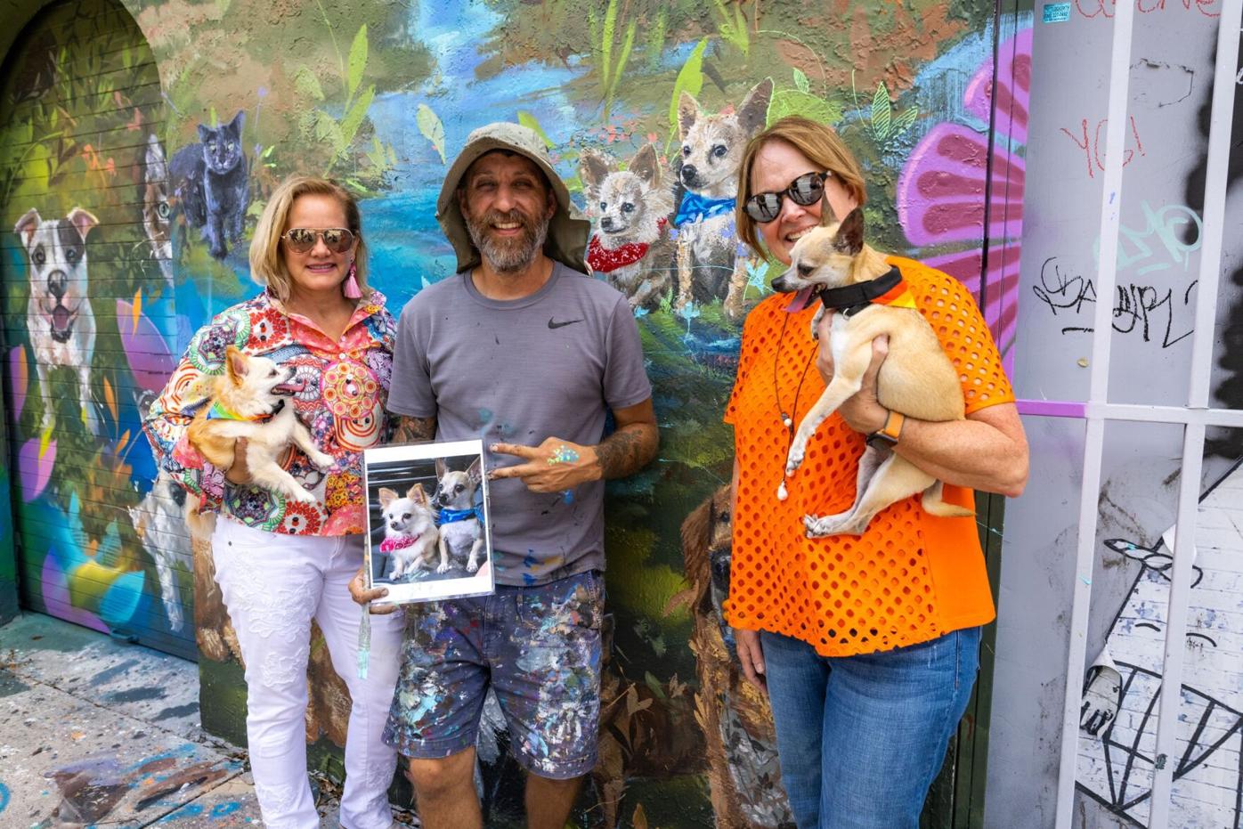 Chewy honra a sus clientes leales con murales de sus mascotas
