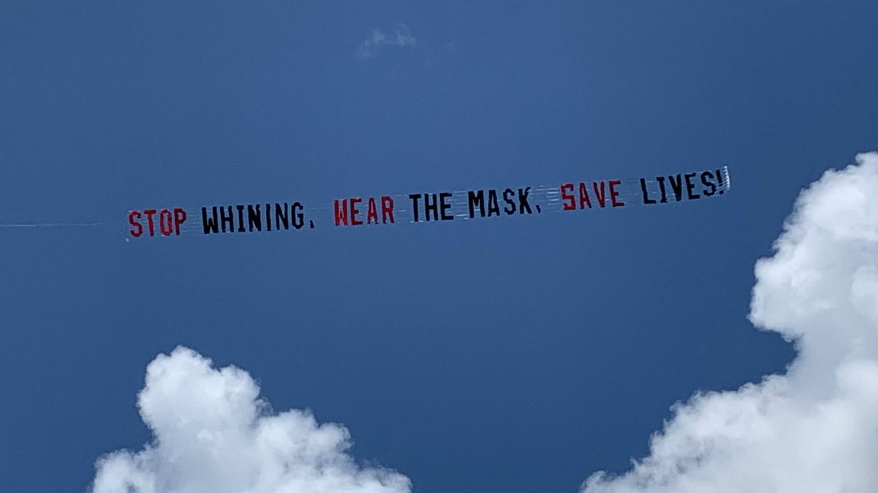 Joven vuela sobre Florida Central la pancarta ‘Deja de quejarte, usa la máscara, salva vidas’ 