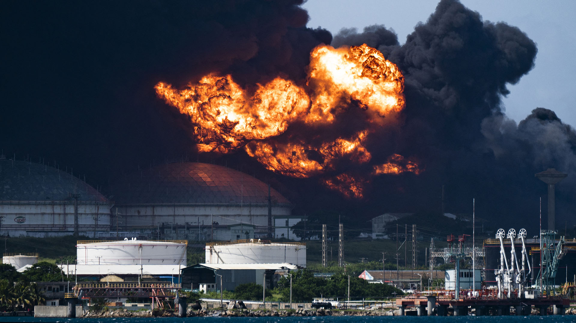 ¡Aumenta la tragedia! Un segundo tanque con combustible colapsó en Cuba luego de tres días de incendio
