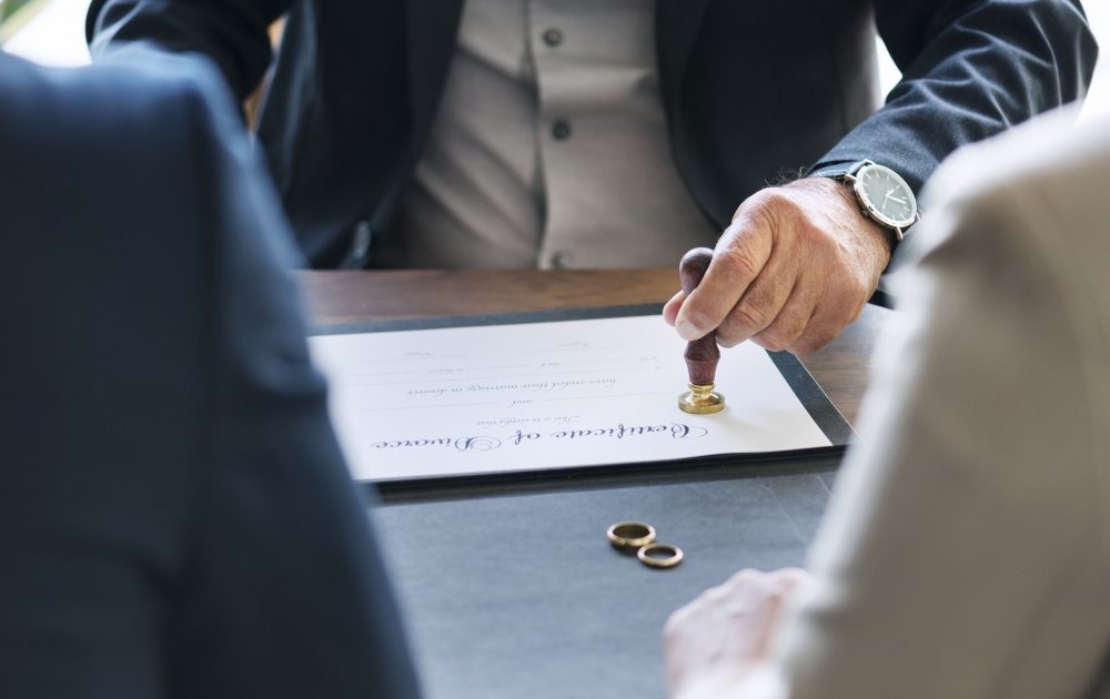 Nueva ley en EE.UU. endurece los requisitos para las green cards por matrimonio