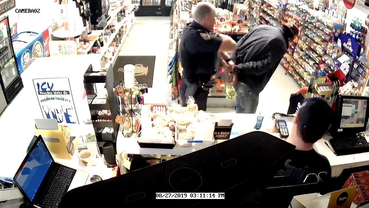 Intentó comprar con una tarjeta robada pero tenía un policía detrás de él (VIDEO)
