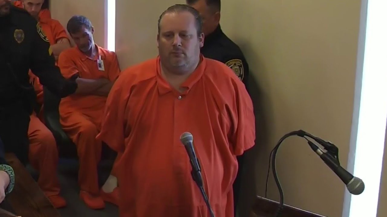 El hombre acusado de matar a su familia en Celebration aparece en el tribunal enjaulado