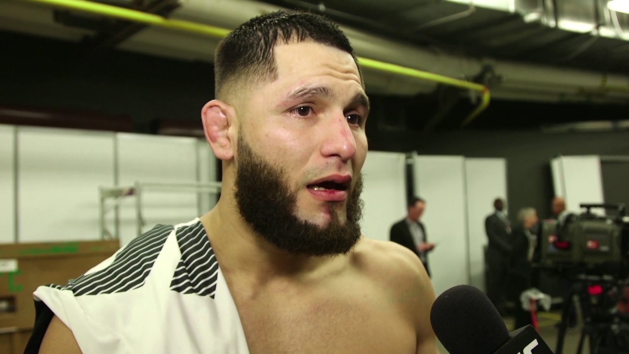 [VIDEO] Luchador de la UFC se agarra a golpes con un contrincante en plena entrevista