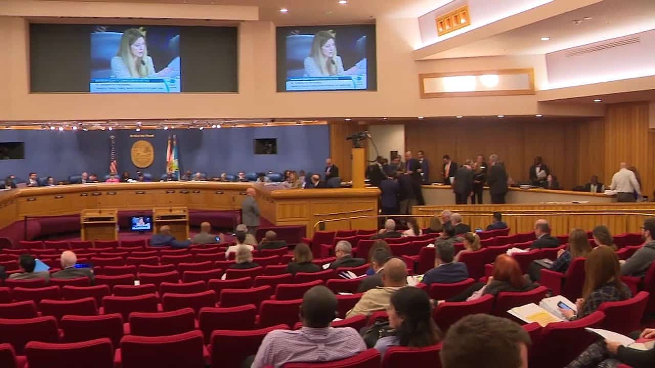 Comisionados de Miami-Dade apuestan por aumento sustancial de beneficios
