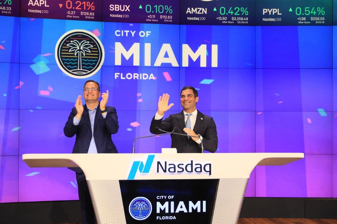 Alcalde de Miami tocó la campana de cierre del Nasdaq en la Bolsa de Nueva York