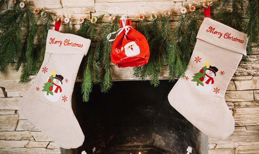 ¿Por qué colgamos medias navideñas? El inverosímil origen de la tradición