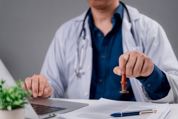 Nueva ley de Florida exige a más profesionales de la salud verificar sus antecedentes