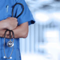 Nueva ley en Florida elimina requisitos para médicos graduados en el extranjero