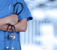 Nueva ley en Florida elimina requisitos para médicos graduados en el extranjero