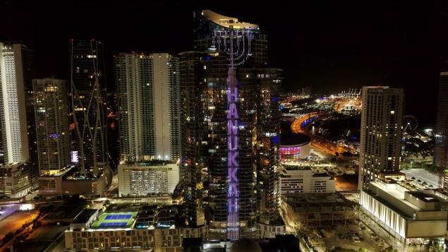 Una menorá digital gigante ilumina Miami para el Hannukah