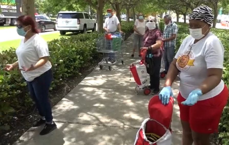 Personas necesitadas de Miami son excluidas de los planes de alimentación por no tener carro (video)