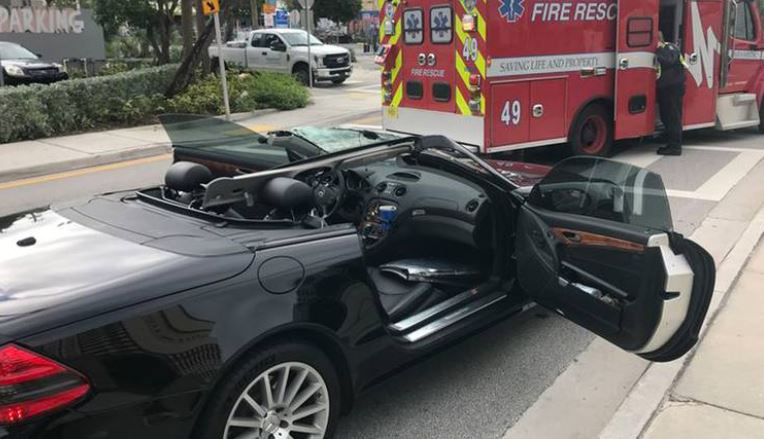 Hombre murió tras estrellar su Mercedes contra un montacargas en Fort Lauderdale Beach