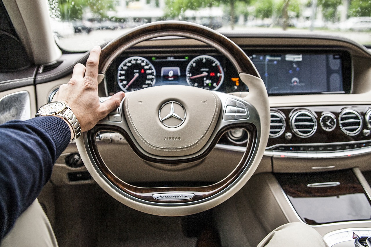 Acusan a supuesto mendigo que pide limosna en Miami de tener un Mercedes Benz (+Video)