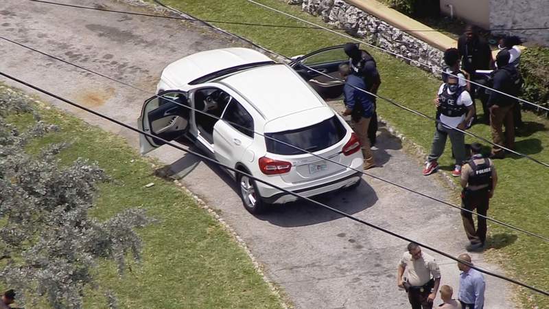 Balearon a conductor de Mercedes-Benz al noroeste de Miami-Dade